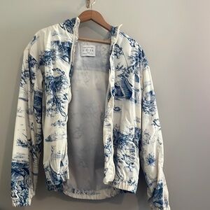 Size medium 
Jacket 
Colour: blue and white 
Urban outfitters